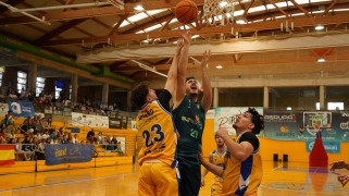 SurSeeds B. Murgi, arrollador, vence a Novaschool 103-81 y se sitúa en los puestos altos